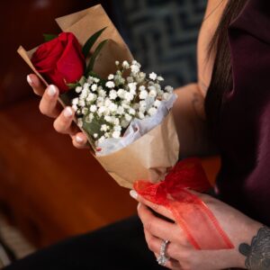 Ramo com rosa vermelha unitária