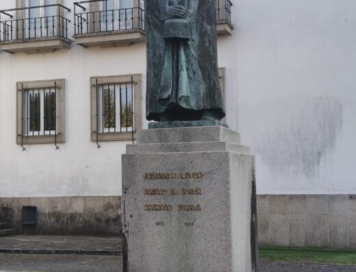 Estátua Professor Machado Vilela